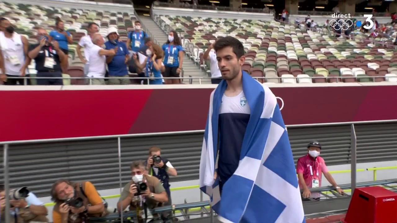 Au dernier essai, le Grec Miltiadis Tentoglou devient champion olympique du saut en longueur avec un bond mesuré à 8.41 mètres ! Les Cubains Juan Echevarria et Meykel Masso, blessés durant le concours, montent sur le podium.