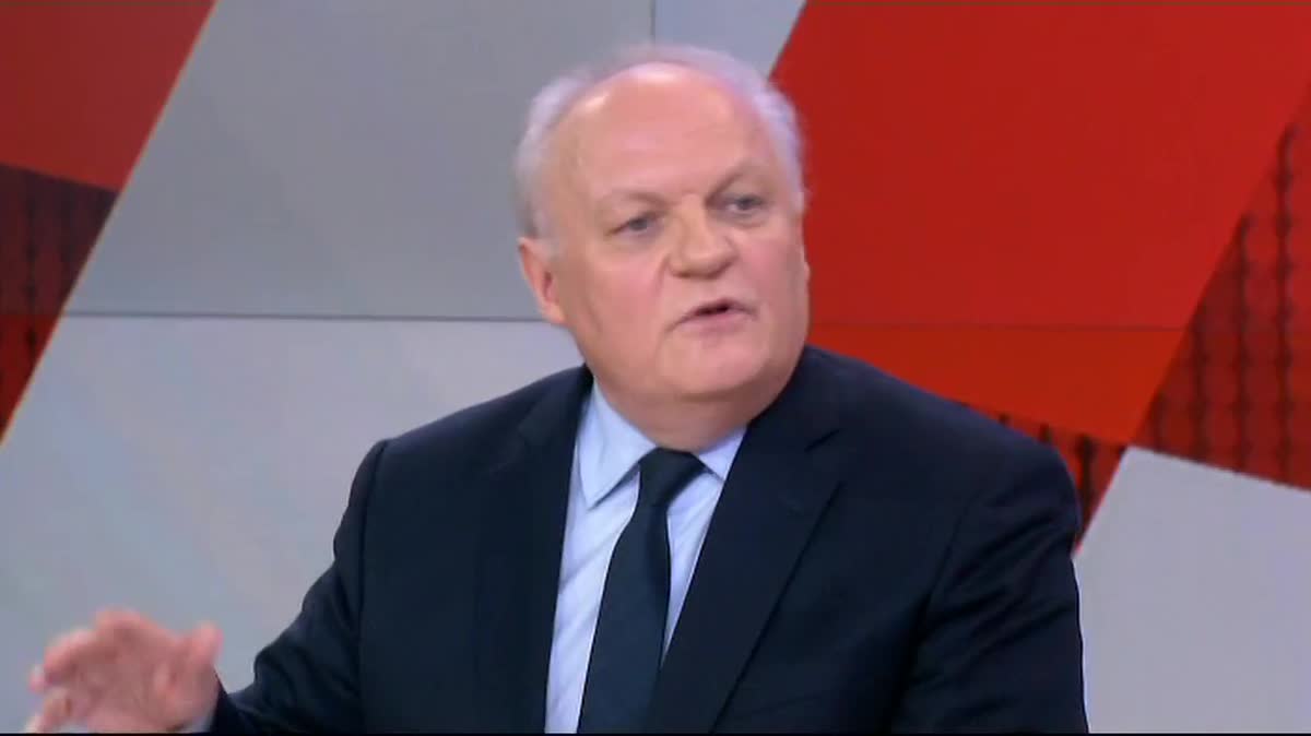 François Asselineau en meeting Porte de la Villette à Paris, le 26 mars 2017