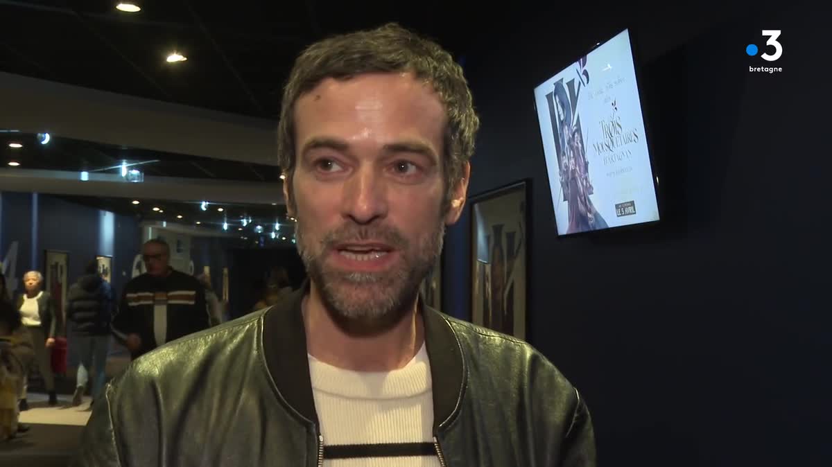 Romain Duris et Vincent Cassel face au public, pour l'avant-première du film "Les 3 mousquetaires" à Saint-Malo