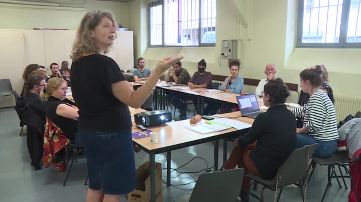 Les enseignes qui affichent ce macaron "Ici, demandez Angela", peuvent prendre en charge une victime potentielle de harcèlement.