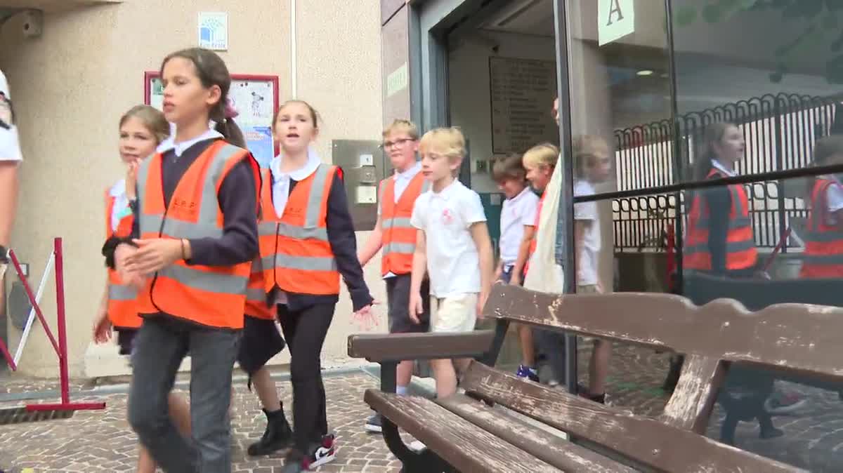 Les petits Monégasques apprennent les règles de base de la circulation piétonnière.