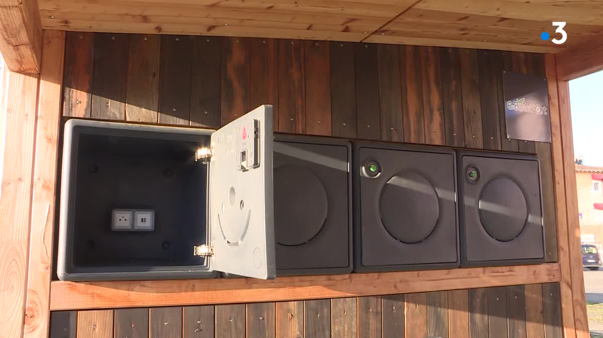 L'E Bike Port de Saint-Junien (87). Le concept, développé par le haut-viennois Philippe Faye, permet de recharger les batteries de vélos électriques ou même, comme dans cette version, celles des voitures.