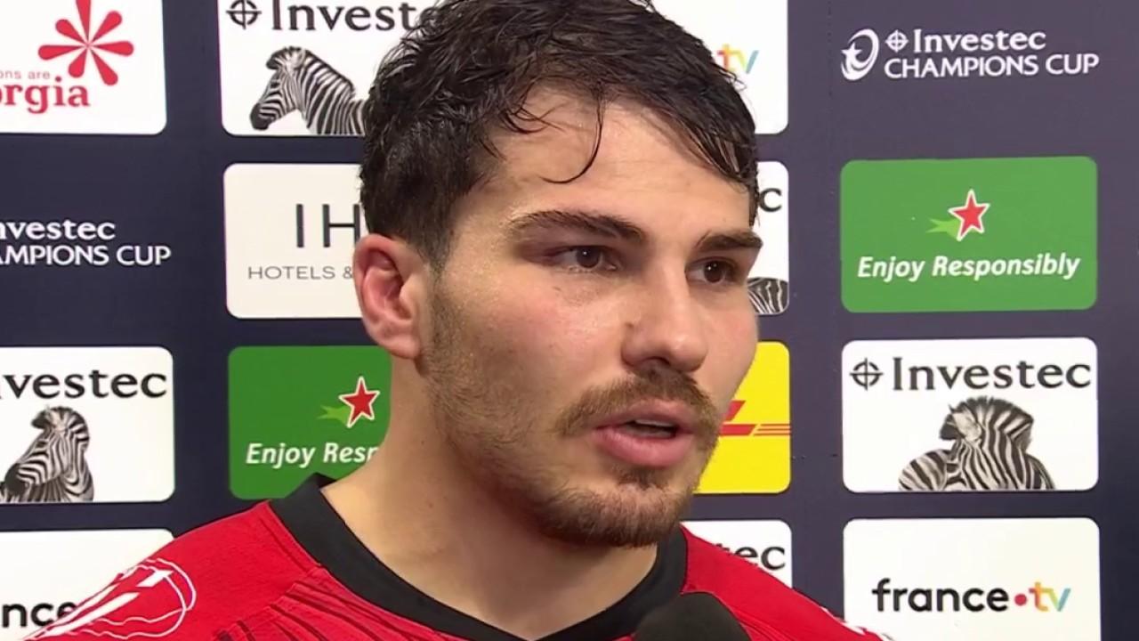 Après la victoire de son équipe, le capitaine du Stade Toulousain Antoine Dupont est revenu sur la victoire sous la pluie contre Cardiff Rugby. Il est satisfait du jeu proposé par lui et ses coéquipiers lors de cette rencontre.