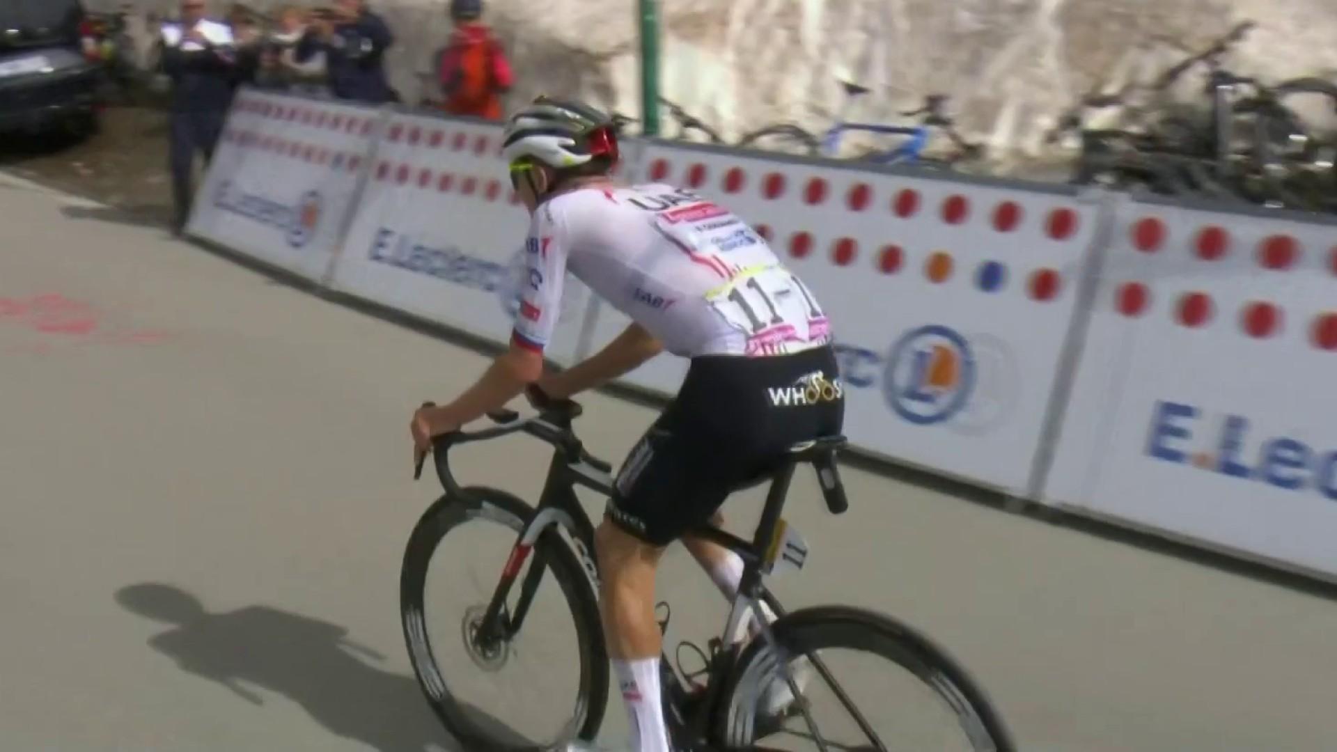 Porté par le gros travail des ses coéquipiers, Tadej Pogacar (UAE Team Emirates) accélère dans les pentes du Galibier. Jonas Vingegaard (Visma | Lease a Bike) et Remco Evenepoel (Soudal Quick-Step) tentent de lui emboîter le pas mais sont trop justes.