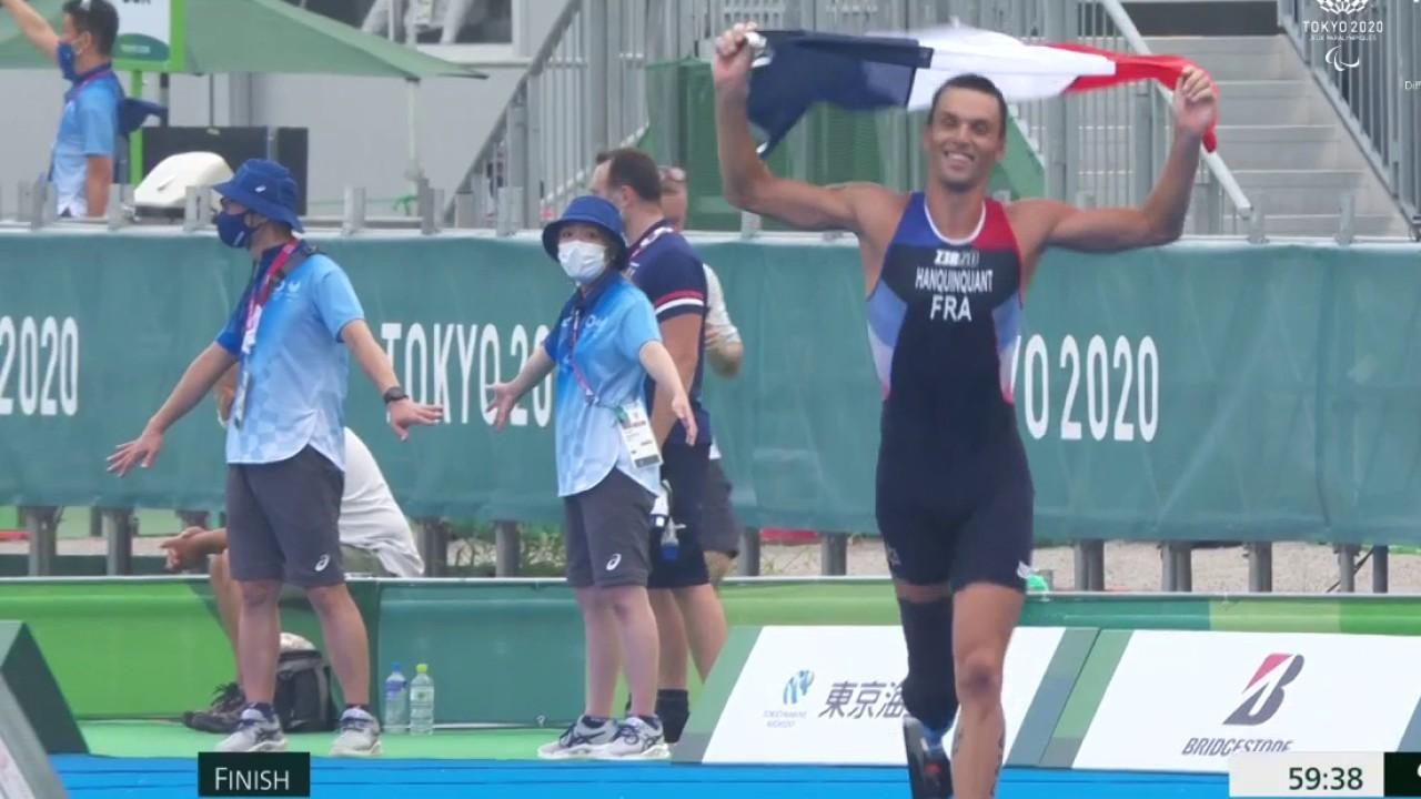 Superbe course du Français qui remporte le triathlon paralympique avec plus de 3 minutes d'avance sur ses concurrents. C'est le 3e titre pour la délégation française.