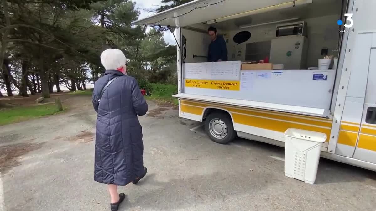 Samuel dans sa crêperie ambulante. Le jeune autiste a monté son auto-entreprise après avoir essuyé une multitude de refus d'embauche