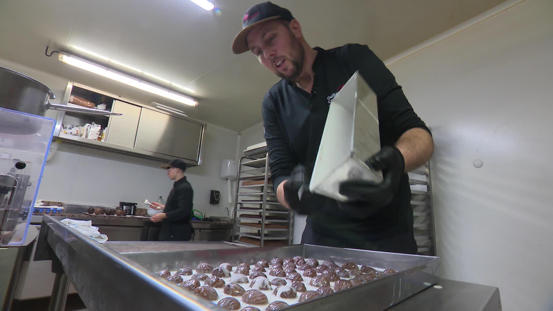 Guillaume Cerdini, chocolatier en Ardèche, fabrique ses marrons glacés pour les fêtes de fin d'année.