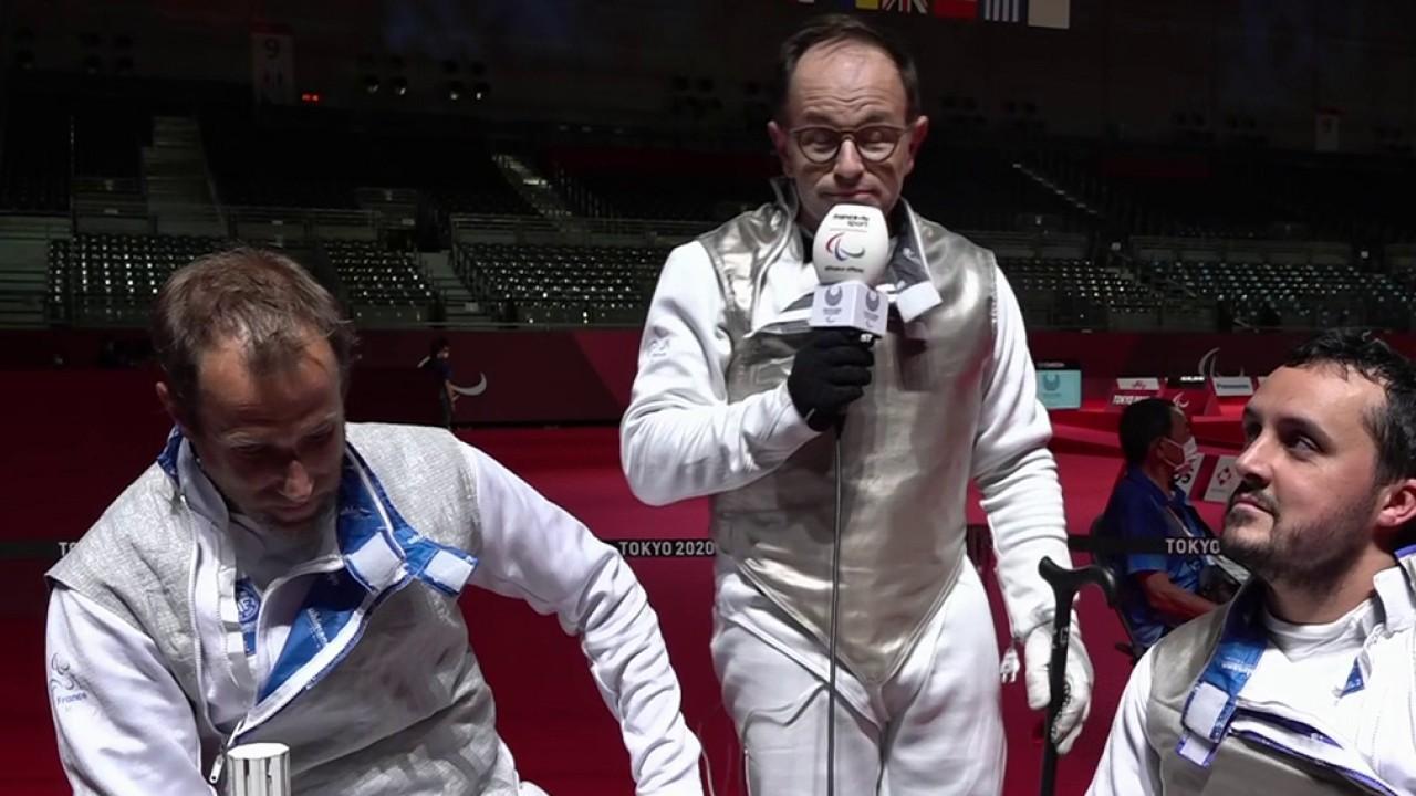 "Battre les athlètes du comité olympique russe au fleuret, c'est incroyable". La réaction de Damien Tokatlian, Maxime Valet et Romain Noble après leur bronze arraché au fleuret par équipe.