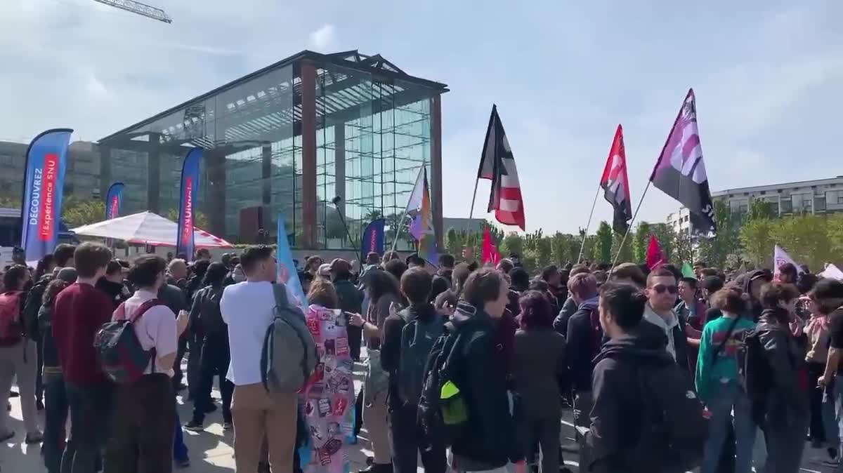 La caravane du SNU, organisée dans toute la France pour faire connaître ce dispositif que le gouvernement souhaite généraliser pour les jeunes de 15 à 17 ans, a vu certaines de ses étapes tourner court, notamment à Paris où elle a été interrompue par des opposants.