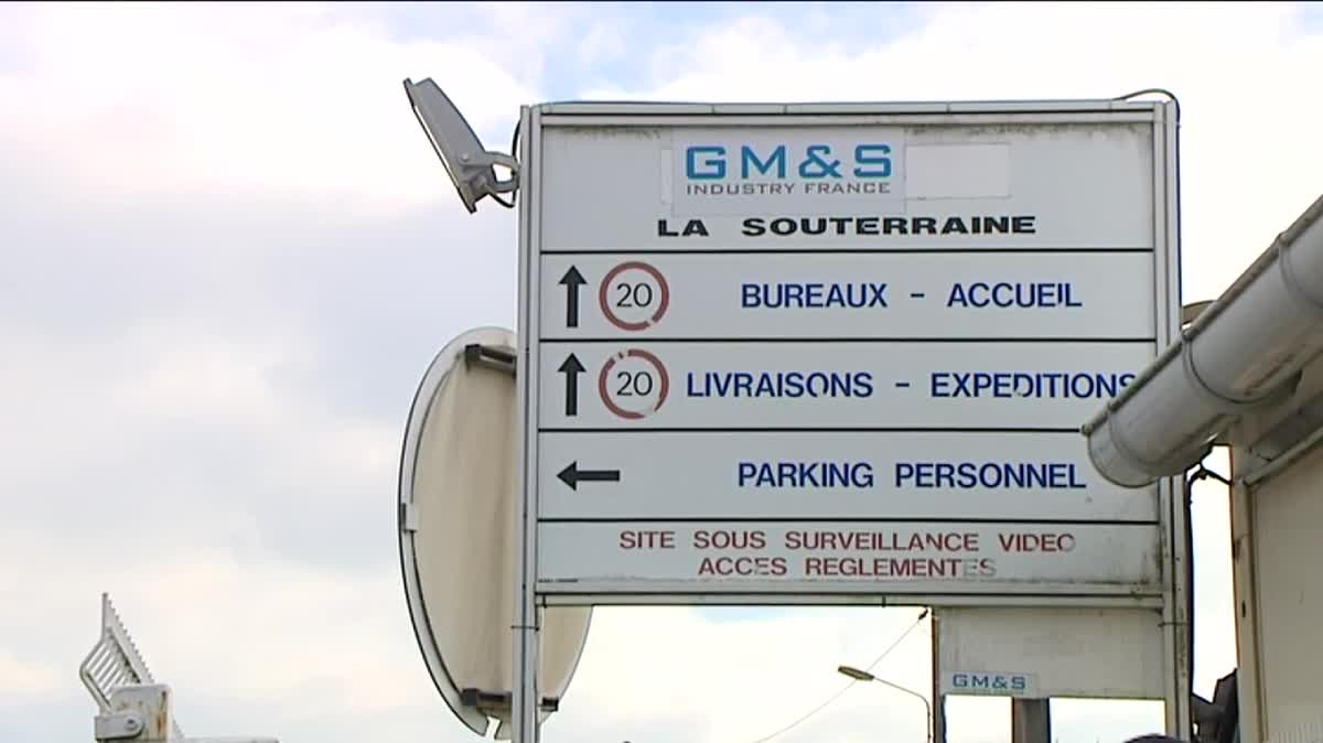 Les salariés de GM&S devant les grilles du Tribunal de Commerce de Poitiers où se déroulent une audience pour la poursuite ou non de la période d'observation dans le cadre du redressement judiciaire.