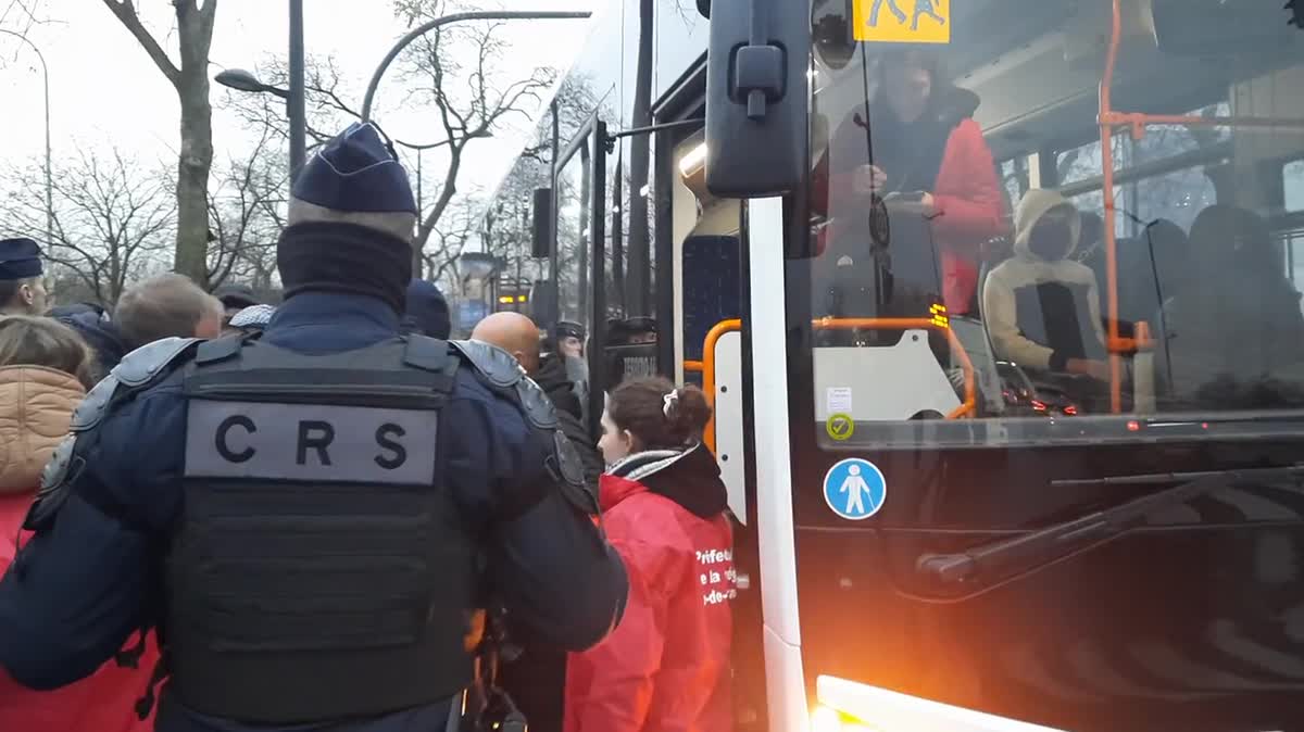 On les voit ici monter dans un bus, le 12 décembre 2023.