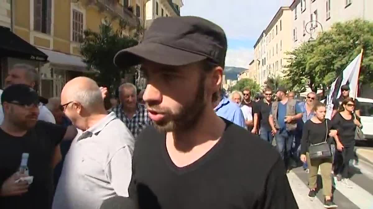 L'arrivée de la manifestation pour la libération des prisonniers politiques place du Diamant à Ajaccio.