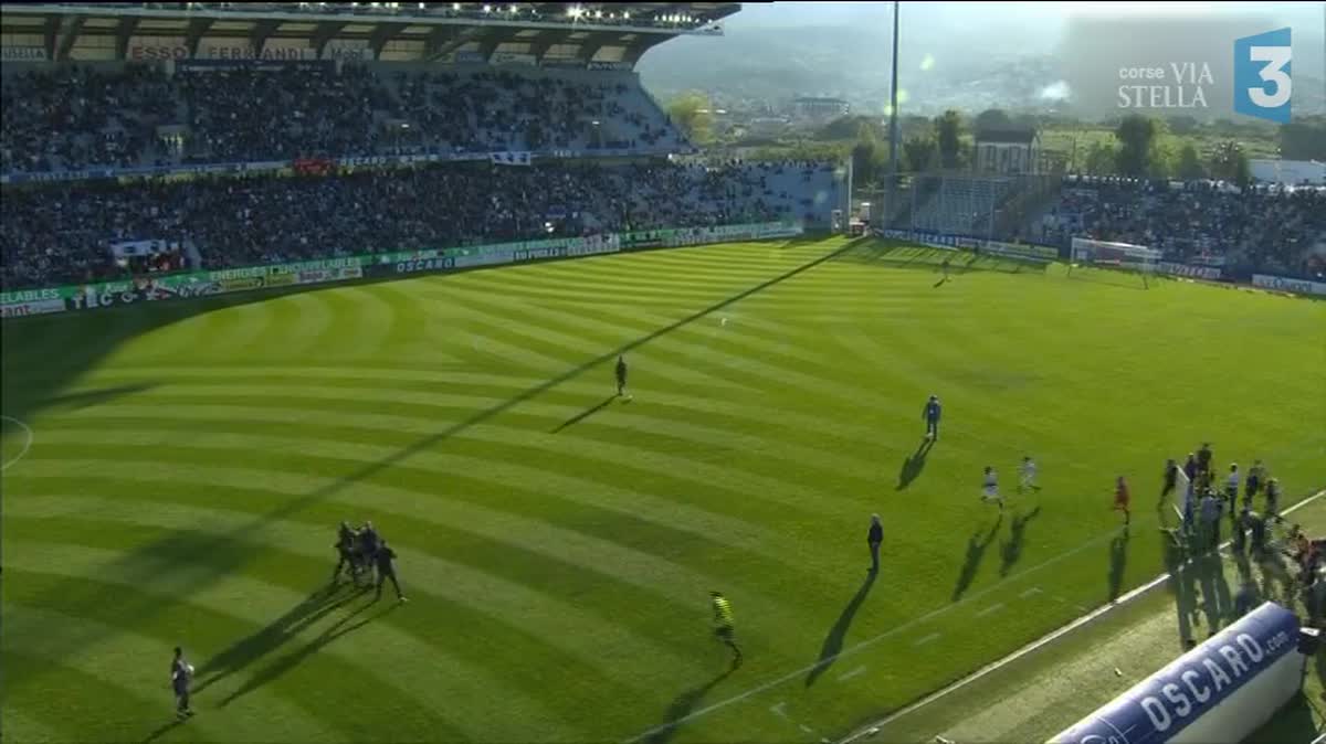 16/04/2017 - Ligue 1 Bastia-Lyon, Les CRS ont dispersé une centaine de supporters massés devant les grilles du stade Armand Cesari