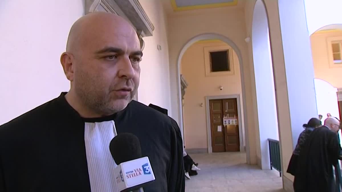 07/12/16 - Banderole de soutien à des supporters du SC Bastia écroués déployée sur les grilles du palais de justice