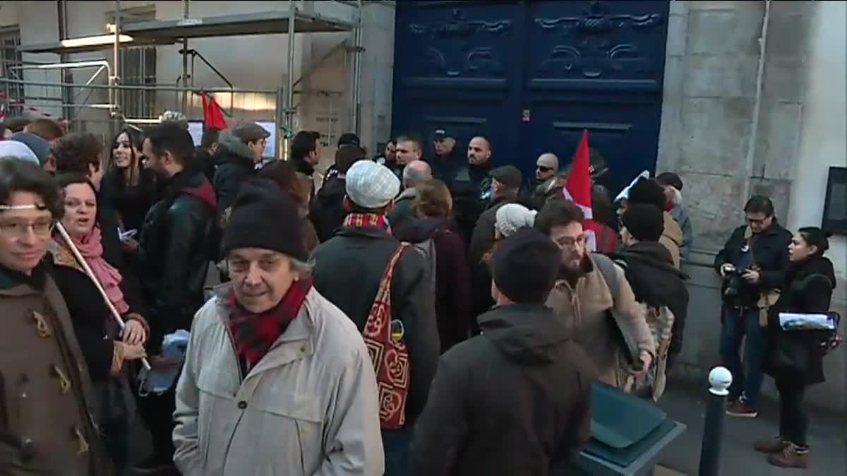 Etudiants et personnels de l'Université réunis devant le rectorat. Une image de Jean-Stéphane Maurice.