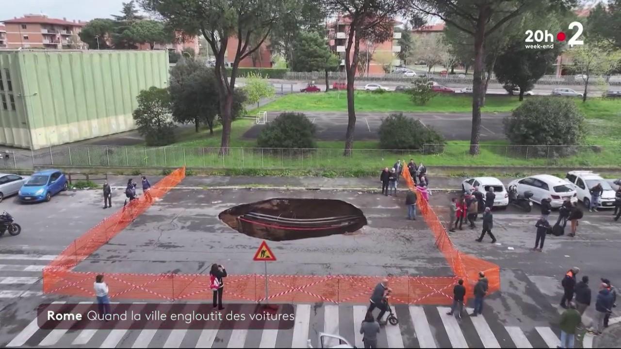 In Italy, a hole in the ground appeared in a residential area of ​​Rome within seconds, dislodging two cars.  The phenomenon is common in the country, in Rome as well as in Naples.  These cities are built on kilometers of galleries and pits that date back to ancient times.