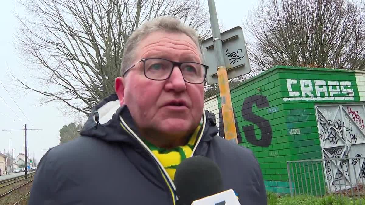 Dans la tribune, pendant le match, l'hommage des supporters à Maxime se poursuit