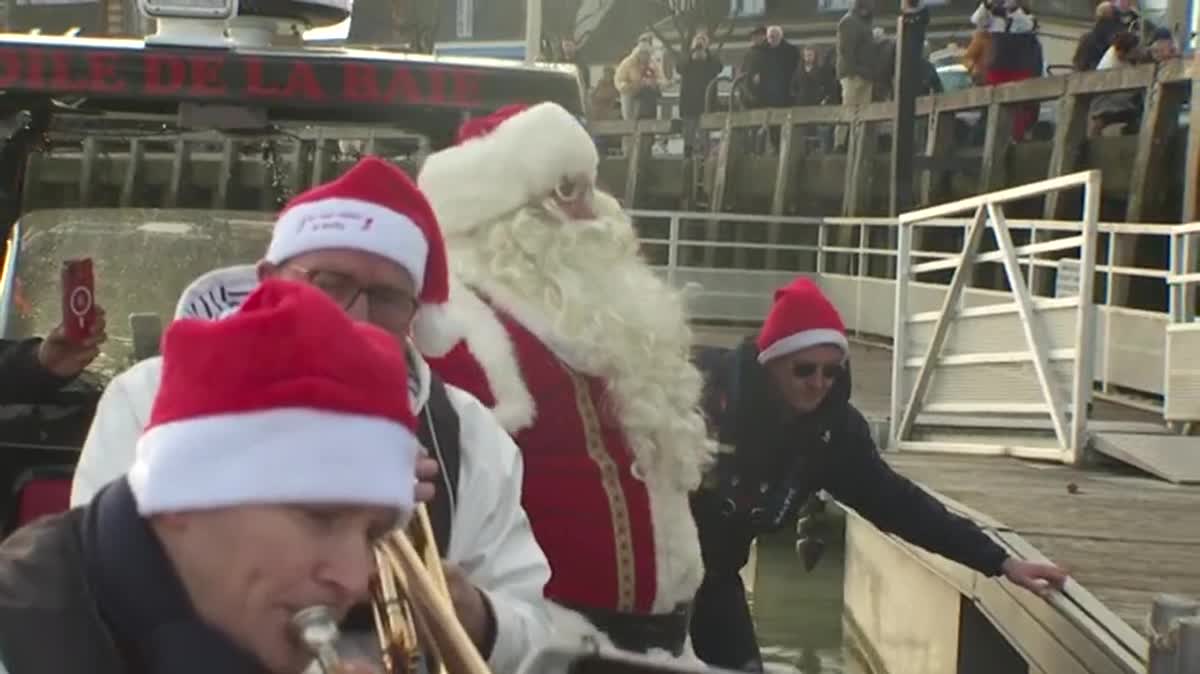 Le Père Noël est arrivé à bord d'un bateau au Crotoy.