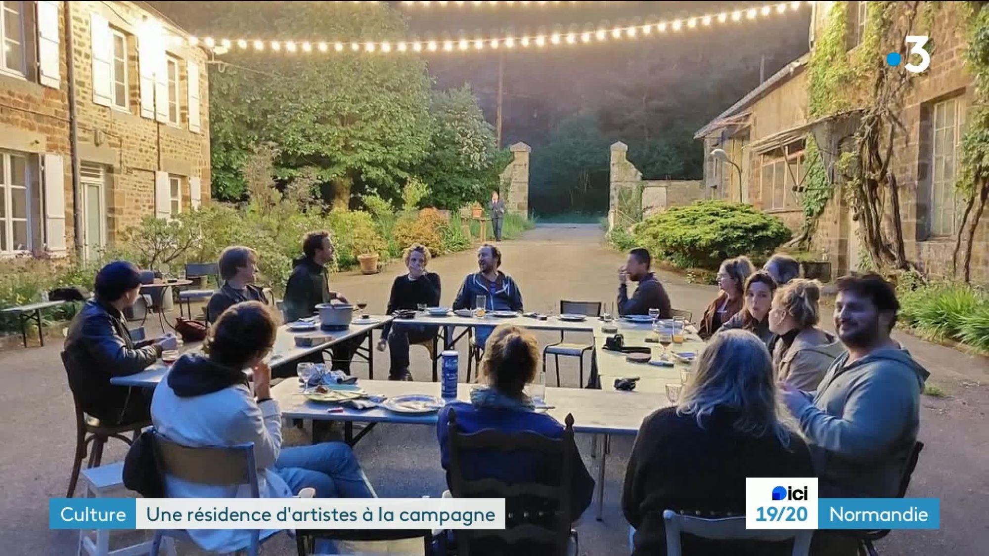 Simon Falguières est à l'initiative de cette résidence d'artistes implantée au cœur de la campagne Normande.