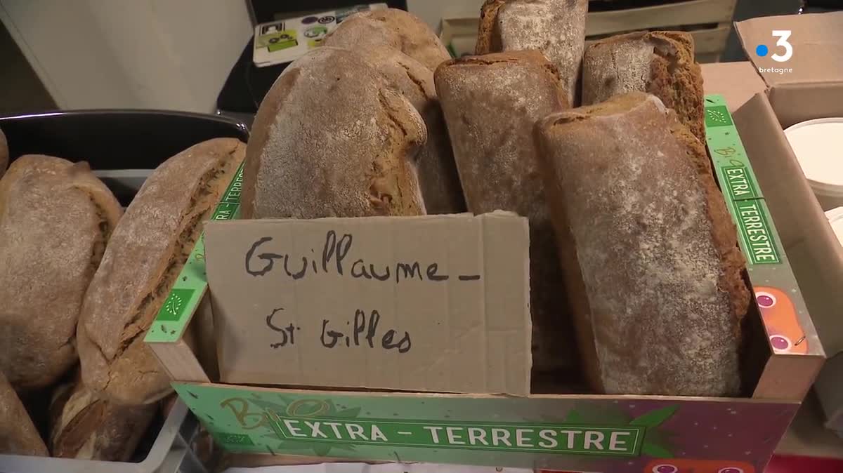 Ce matin, des caisses de légumes, mais aussi des œufs ont été livrés aux cheminots grévistes par la Confédération paysanne à Rennes au local inter-syndical des cheminots.