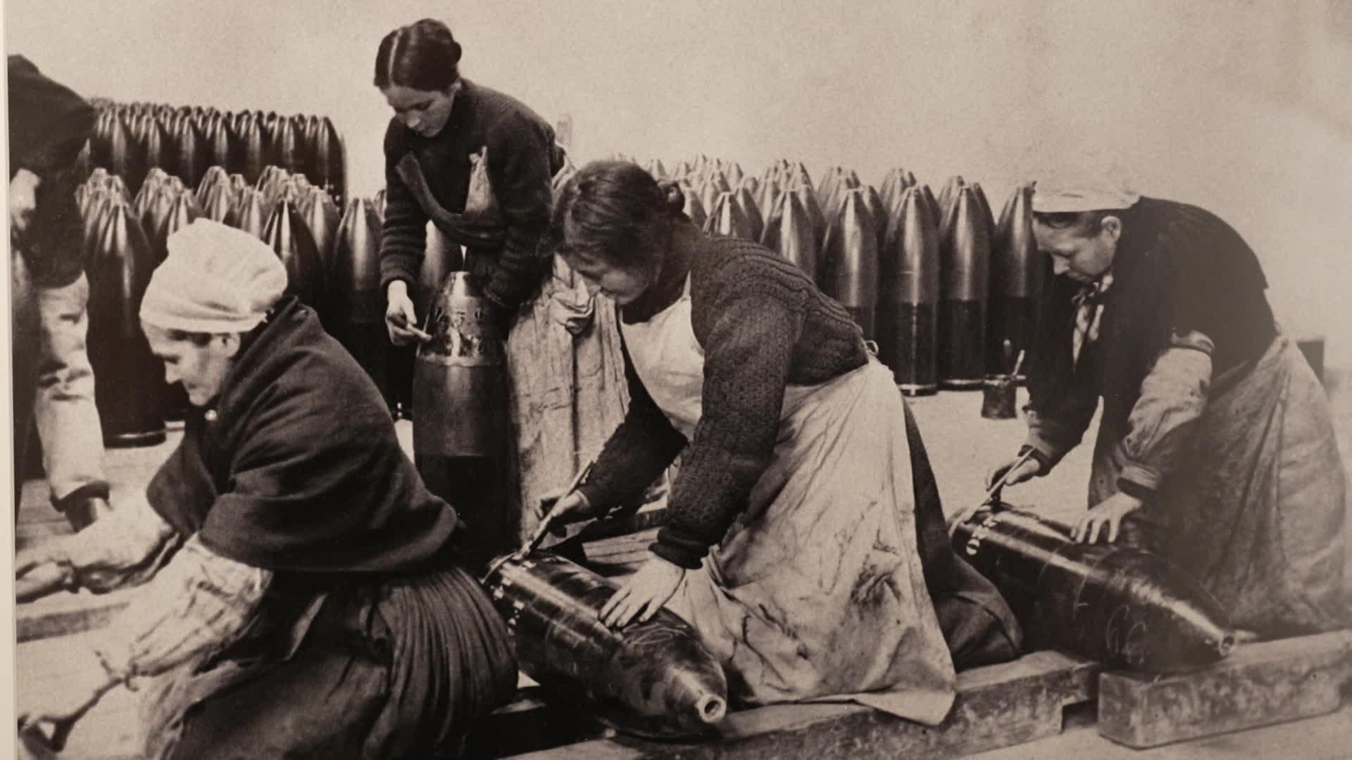 Les femmes fabriquent les équipements des soldats.