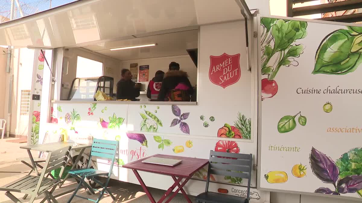 La camion cuisine solidaire de l'Armée du Salut sillonne les rues de Marseille.