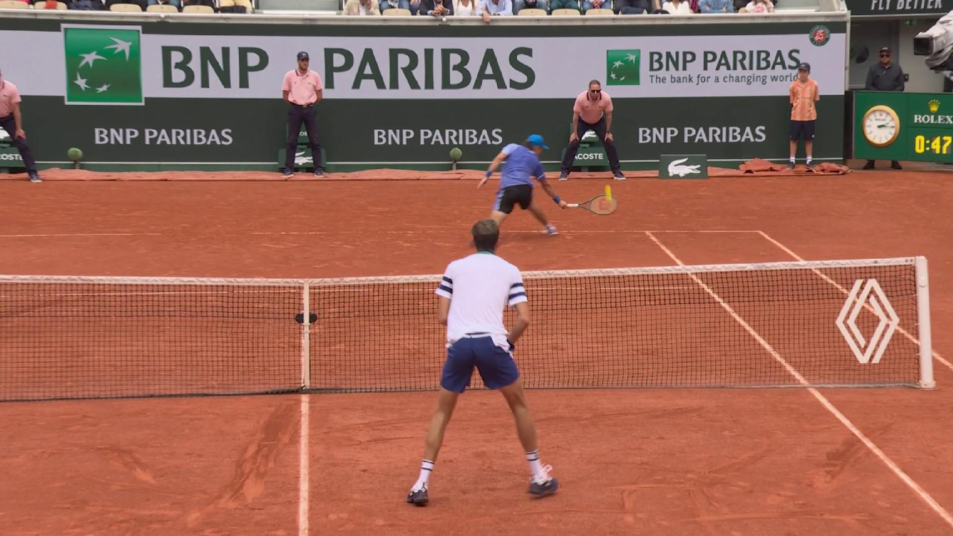 Malmené par Daniil Medvedev, l'Australien parvient à s'en sortir grâce à une superbe défense. De Minaur résiste aux attaques de son adversaire et remporte le point avec un amorti.