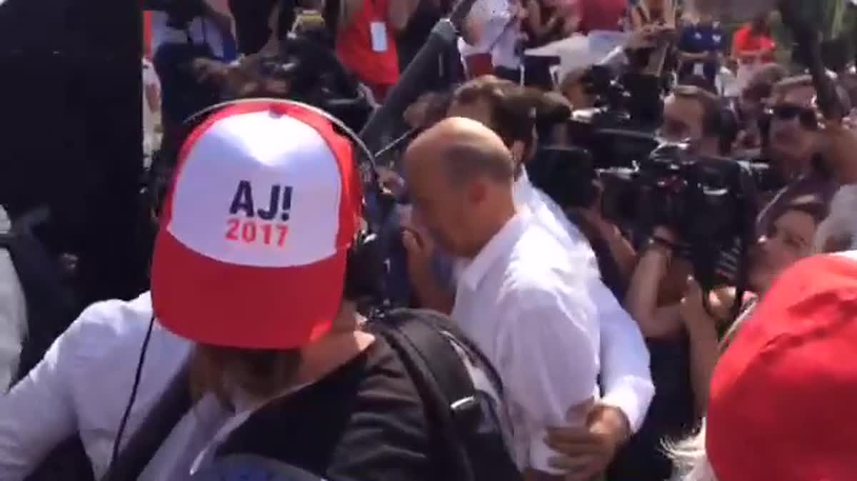 Alain Juppé fait sa rentrée, à trois mois du premier tour des primaires de la droite et du centre, à Chatou, dans les Yvelines.