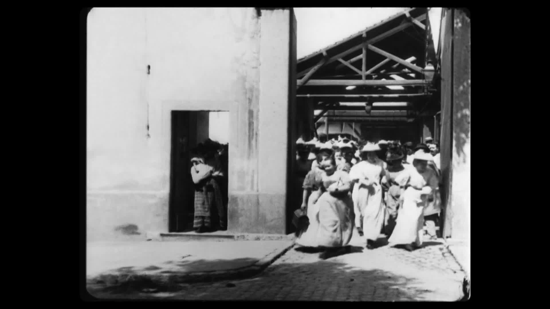 Cinéma : Plus de 3000 Lyonnais rejouent la sortie des usines Lumière