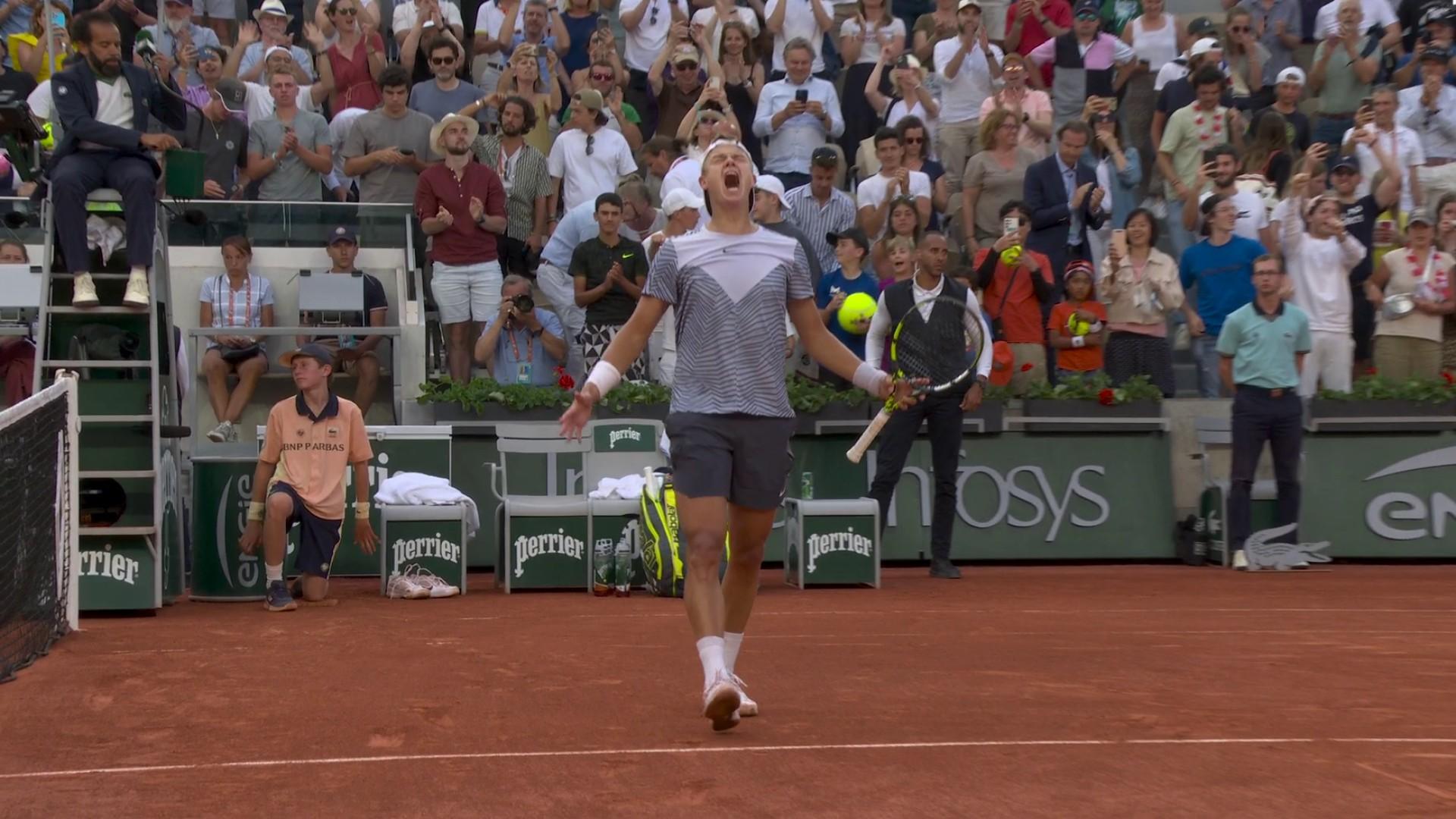 Après une énorme volée pour égaliser à 7-7 dans le super tie-break et une balle de match étouffante, le Danois Holger Rune se sort du piège de l'Argentin Francisco Cerundolo (7-6, 3-6, 6-4, 1-6, 7-6, en 3h59).