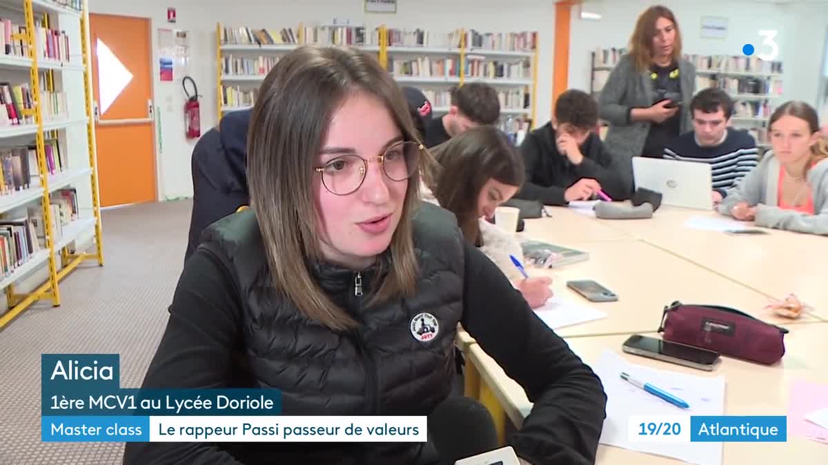 Le rappeur Passi se fait prendre en photo avec des élèves dans les couloirs du lycée Pierre Doriole de Périgny, près de La Rochelle, vendredi 12 mai 2023.