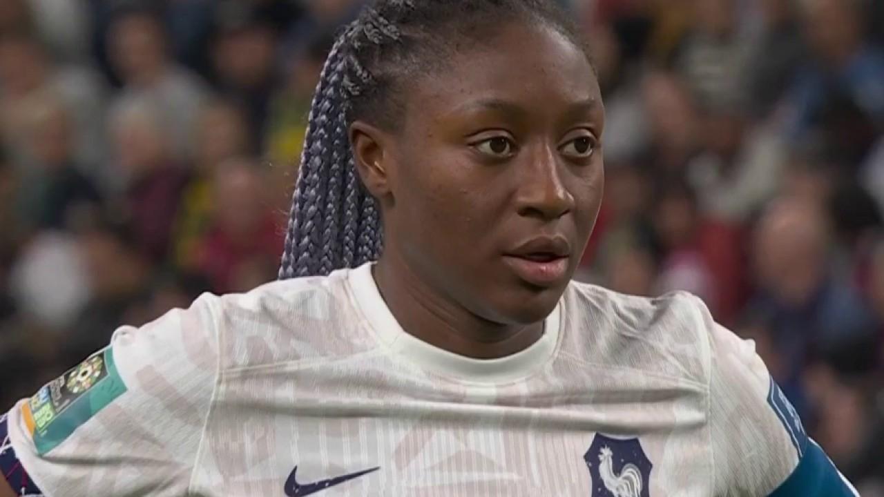 5 buts à 1 pour les Françaises qui font désormais la course seules en tête dans ce dernier match de poule. Un pénalty généreusement accordé et c'est la buteuse du PSG qui inscrit un triplé et soigne ses statistiques.