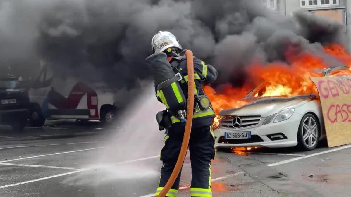 Voiture brûlée en marge de la manif des retraites “Je suis dégoûté, je ne roule pas sur l'or" témoigne le propriétaire