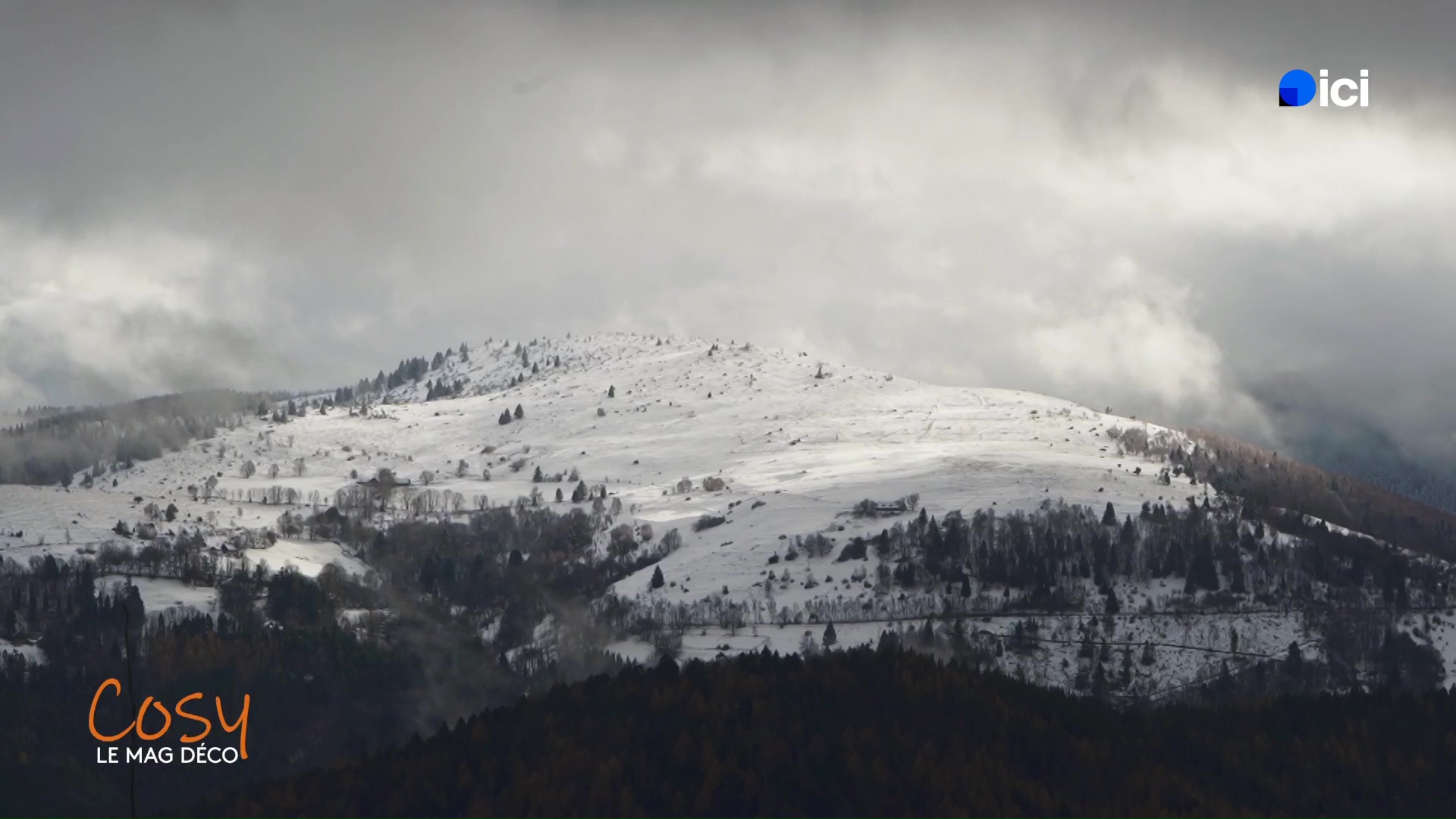 Dans cet épisode de Cosy, le mag déco, nous partons visiter le magnifique chalet d'Aurore et Emmanuel.