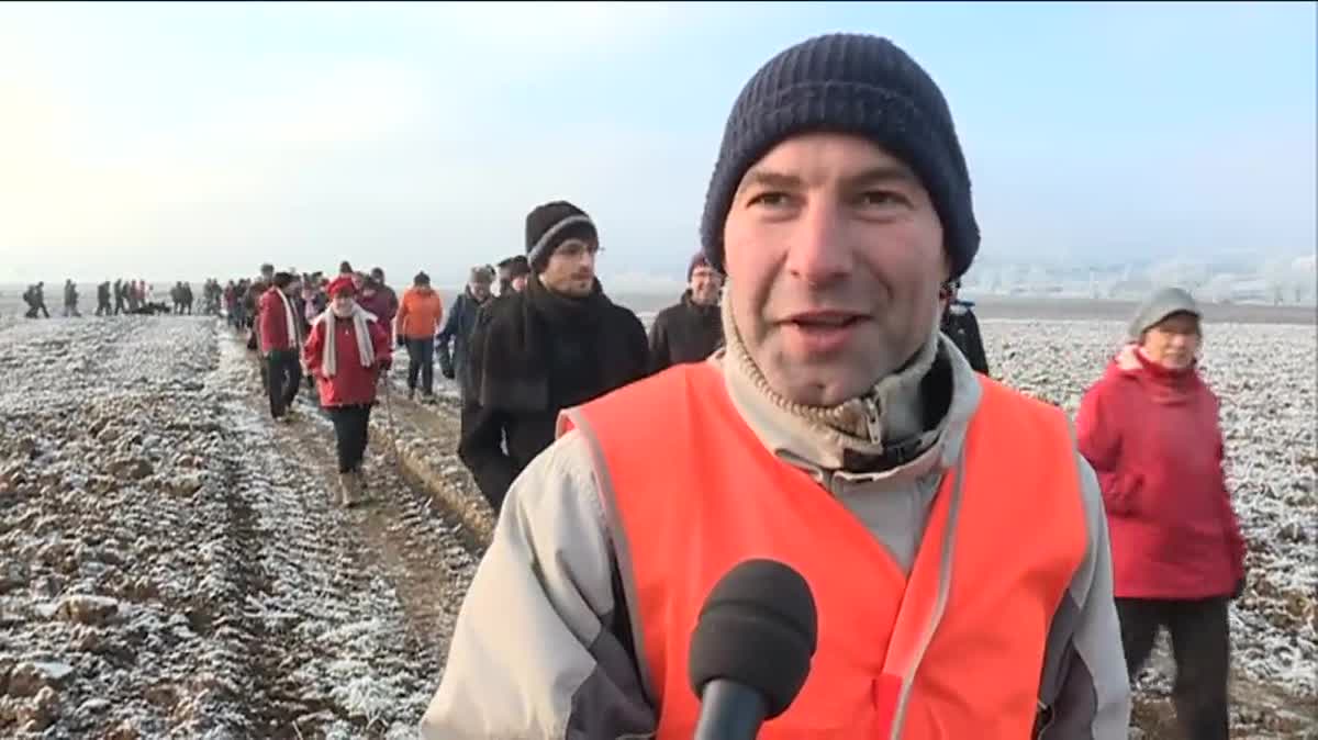 La "marche des cabanes" a pour but de sensibiliser le public aux paysage qui seront détruits par le GCO.