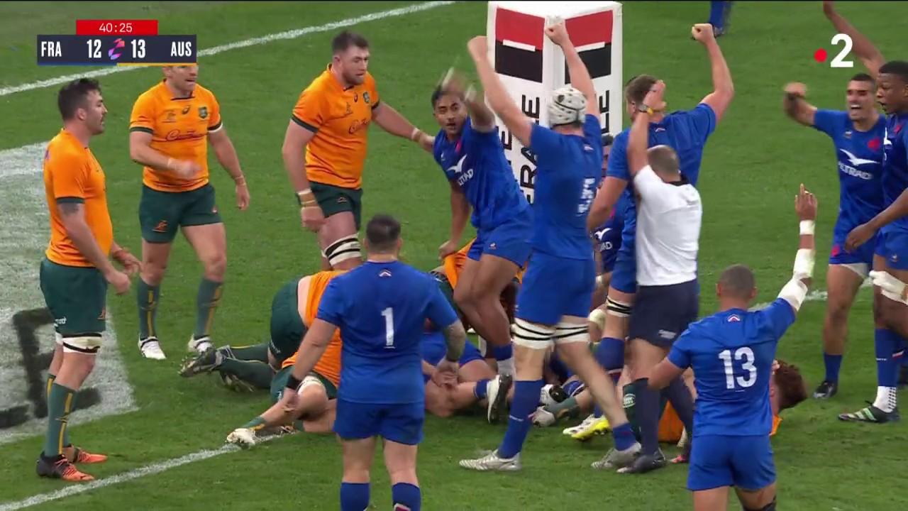 Après une perte de balle australienne au milieu de terrain et une mise sous pression de la défense par Antoine Dupont, le talonneur Julien Marchand profite d'un contre-ruck pour trouver la faille. Premier essai du soir pour les Bleus, qui rentre aux vestiaires avec l'avantage au score, 19-13.