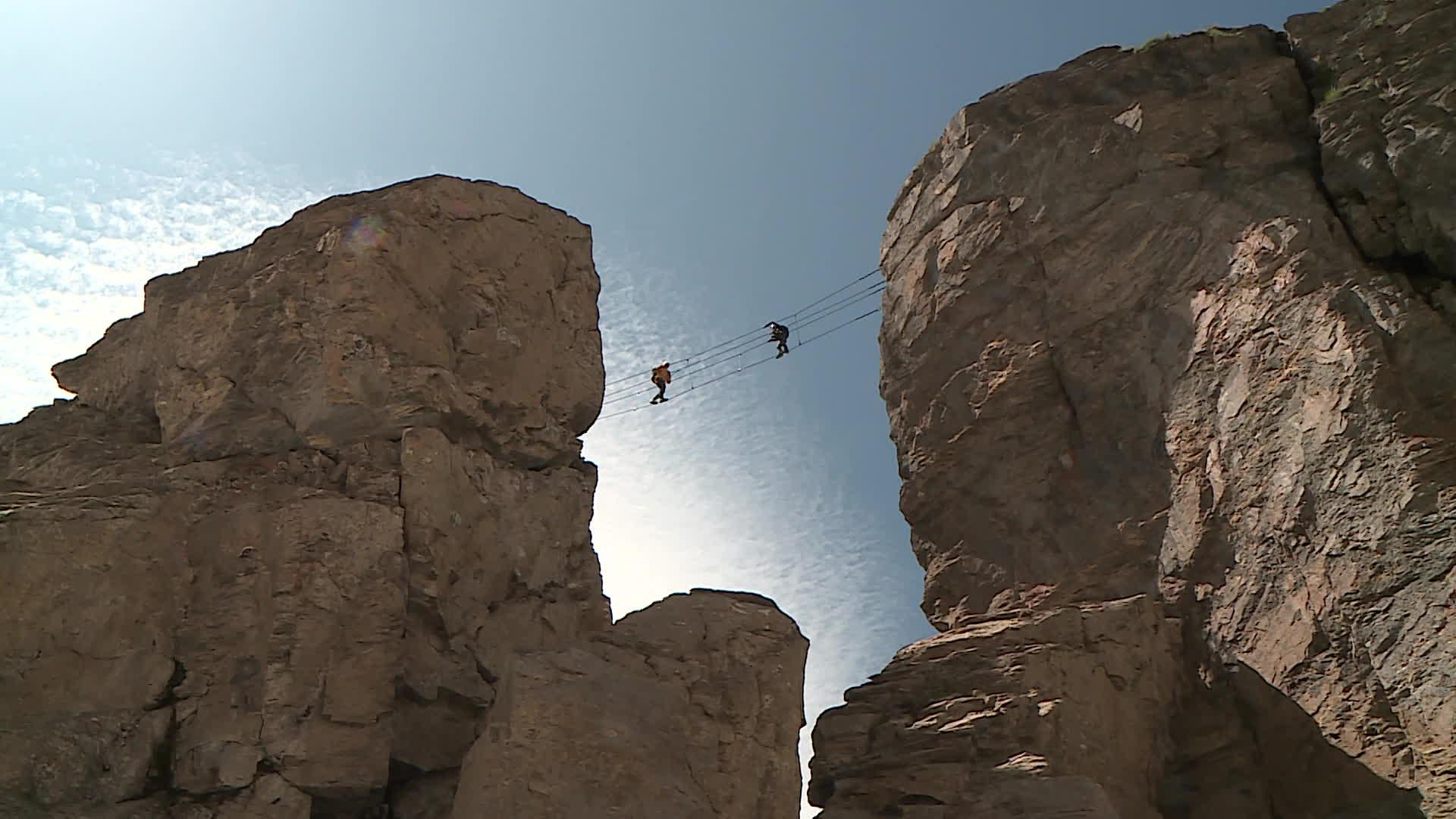 La via ferrata du Roc du Vent, au-dessus du lac de Roselend, en Savoie, offre une expérience à couper le souffle