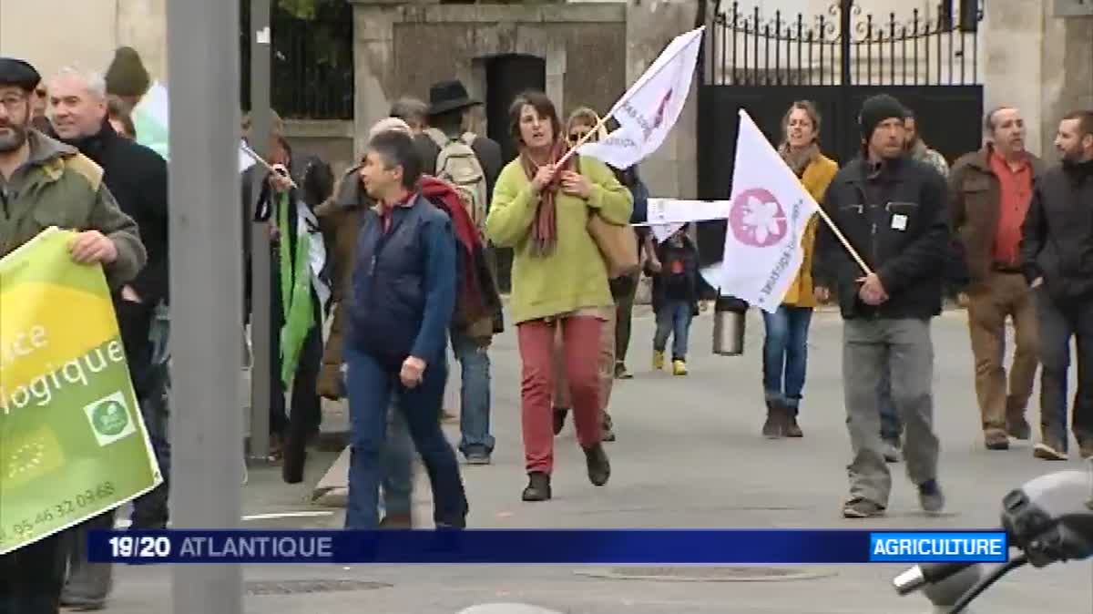 A La Rochelle, quelques agriculteurs bio ont manifesté cet après-midi pour dénoncer le retard de paiement des aides