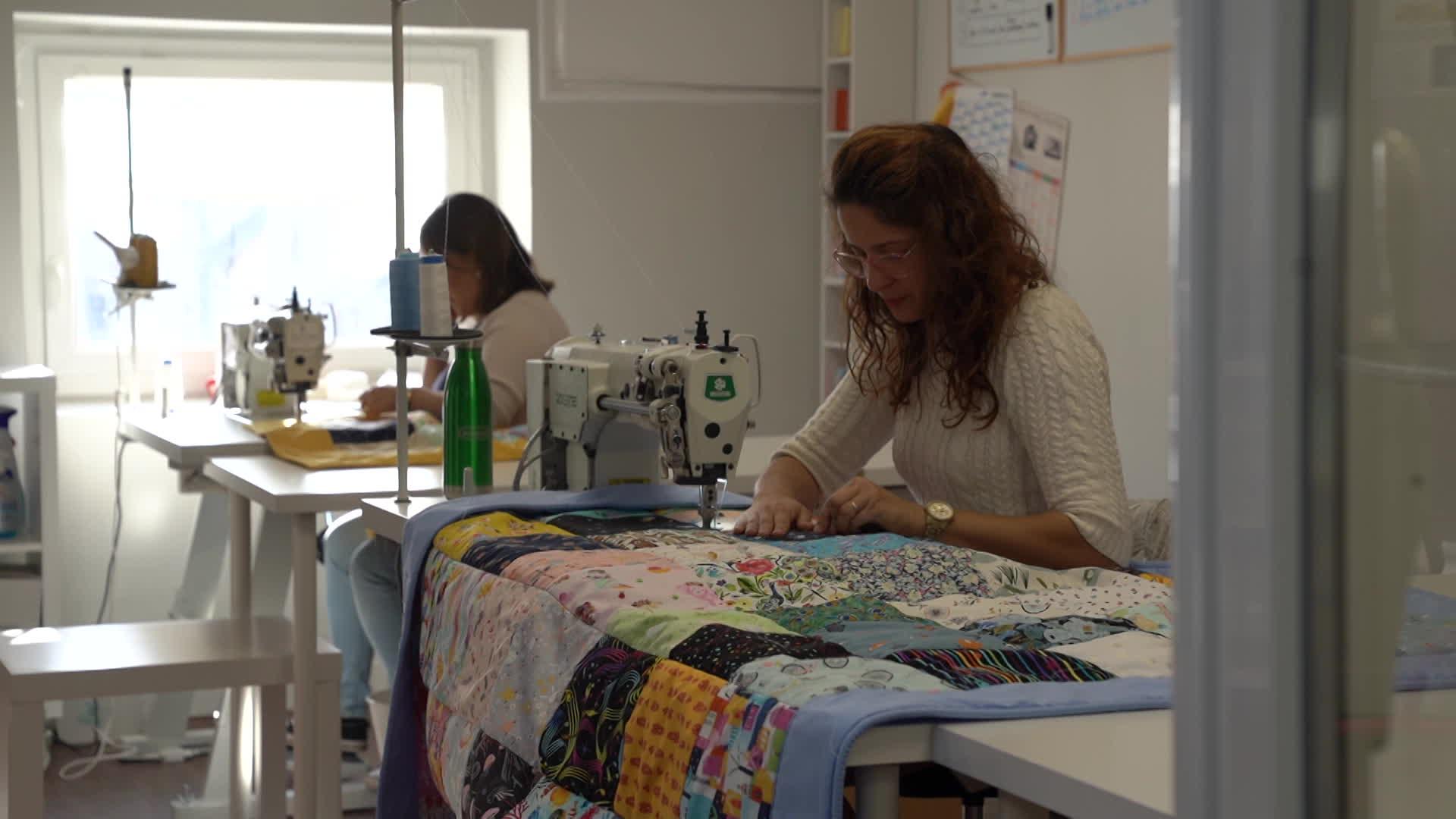 Les couturières de l'entreprise Les 100 Vœux fabriquent un Bai Jia Bei, une couverture patchwork traditionnelle chinoise.