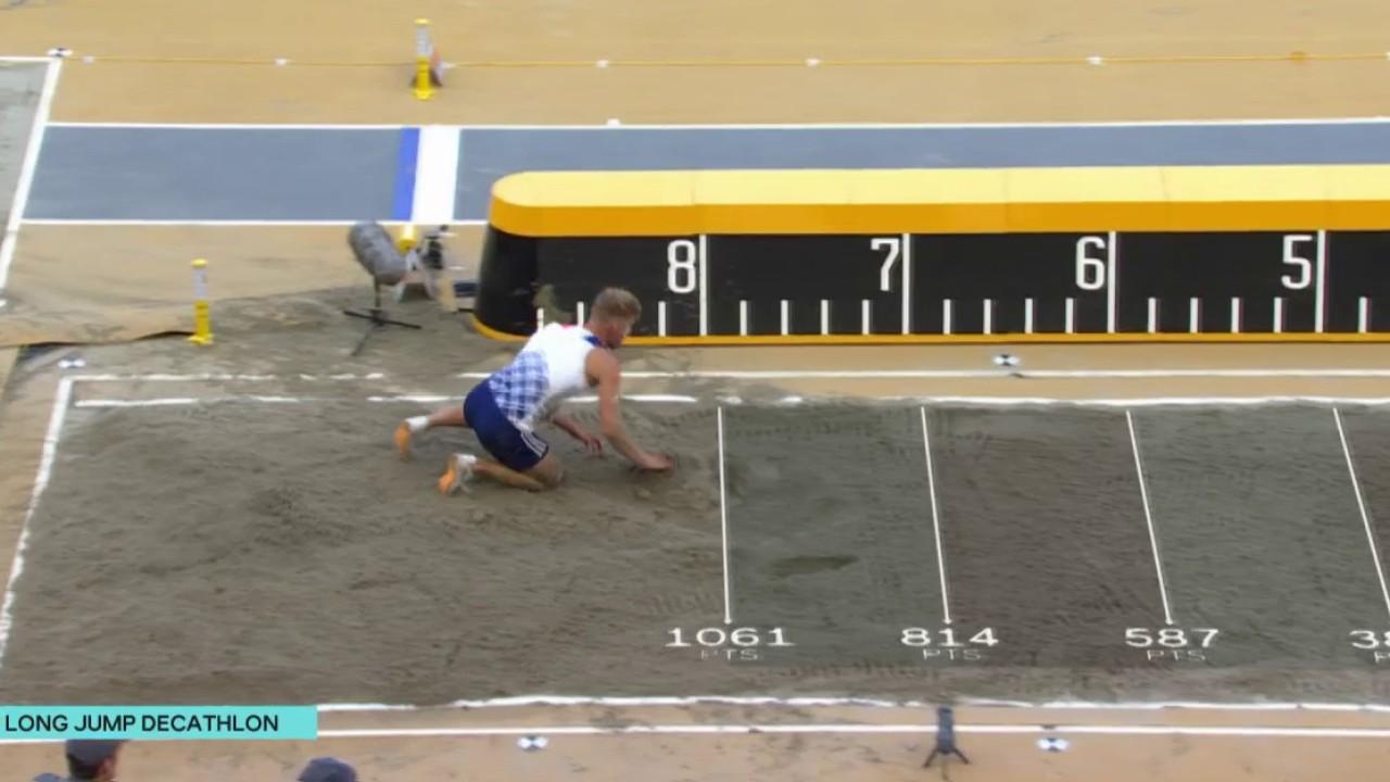 Après un 100 m mitigé, Kévin Mayer continue de serrer les dents dans son décathlon des Championnats du monde. Sur son dernier essai à la longueur, le Français ne parvient pas à aller plus loin que 7m25 et se relève en grimaçant, preuve que son tendon d'Achille le fait encore terriblement souffrir.