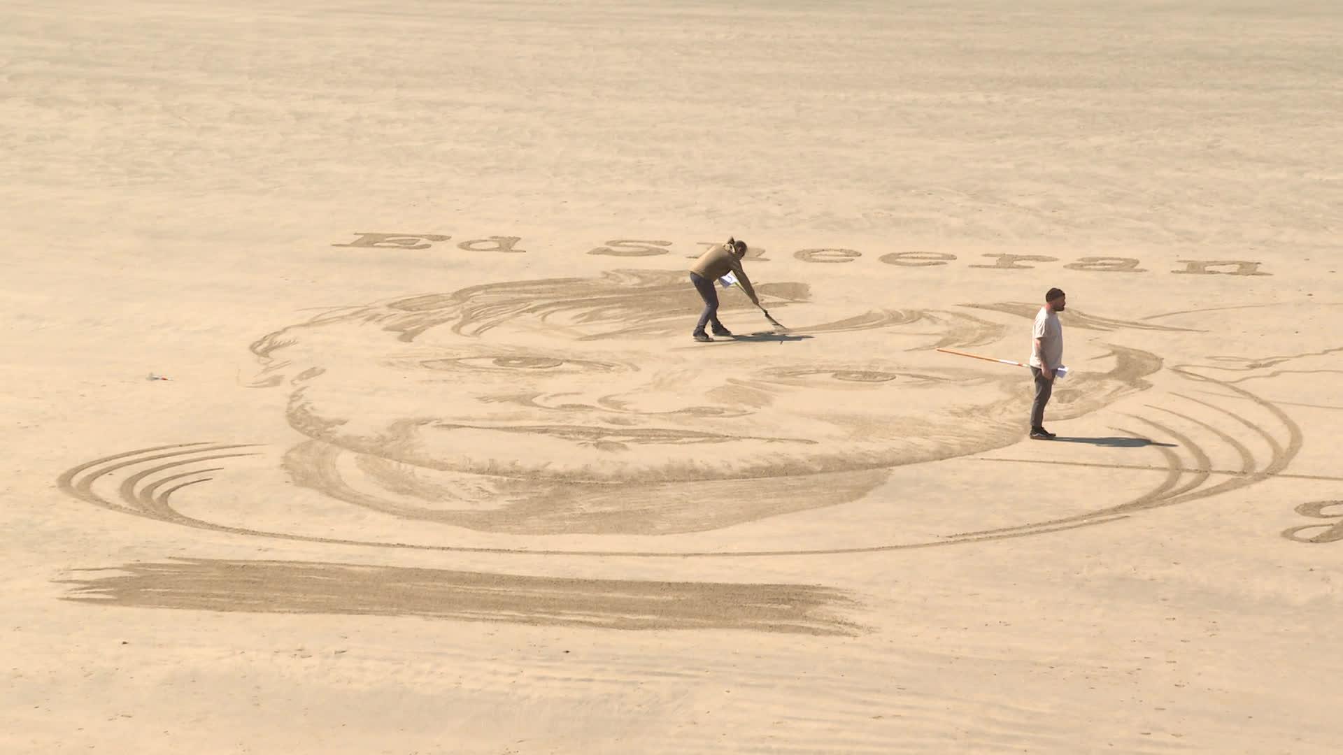 JBen réalise un portrait d'Ed Sheeran sur la plage de Royan