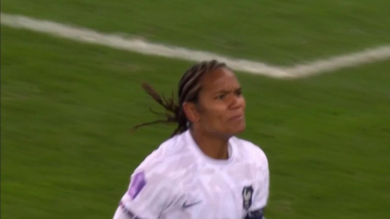 La capitaine de l'équipe de France Wendie Renard frappe encore sur un corner de Selma Bacha. La lyonnaise reprend le centre au premier poteau pour décroiser sa tête au deuxième. La gardienne norvégienne ne peut rien faire. La France repasse devant au score dans un match qui s'emballe.