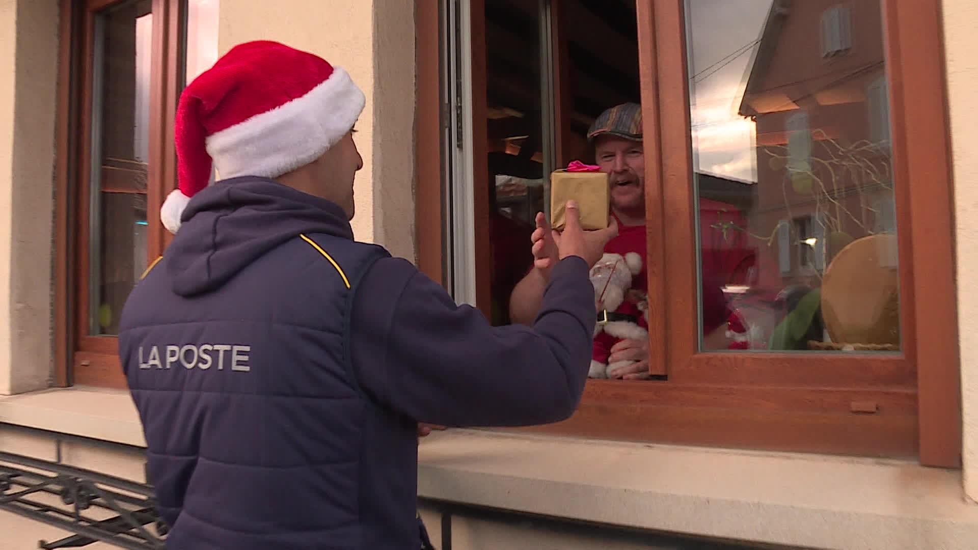 "Bonjour monsieur, c'est la Poste... Et c'est pour vos cadeaux" : c'est la surprise mais aussi la joie pour les habitants de Berrwiller qui ont participé au "Secret Santa"