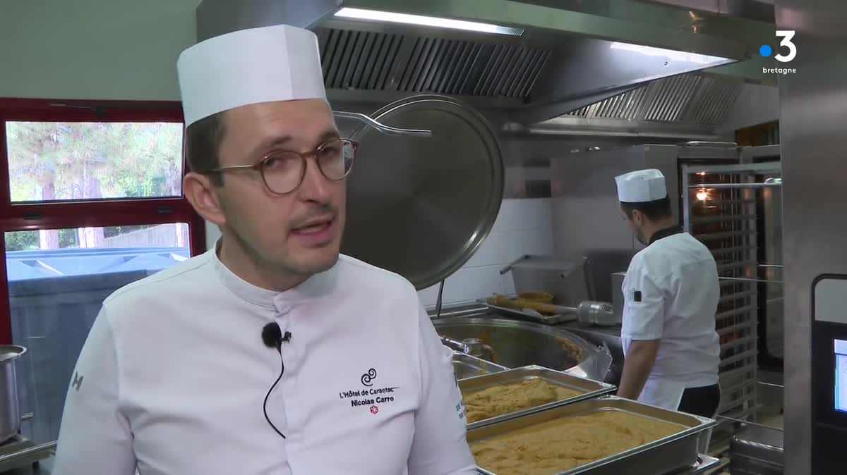 Au Resto U du campus Beaulieu, à Rennes, les repas servis ce mardi 19 septembre 2023 sont concoctés par le chef Nicolas Carro, qui est distingué d'une étoile au Guide Michelin, guide gastronomique de référence.