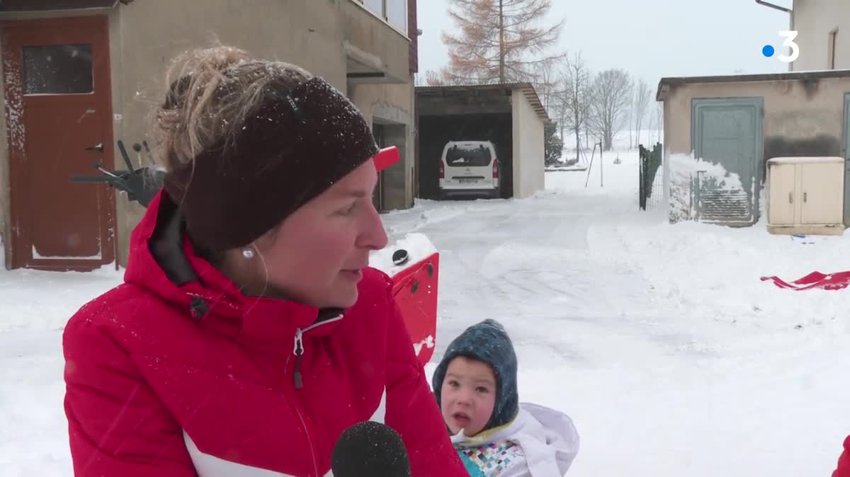 Dans le massif du Jura, les premières neiges blanchissent les paysages, pour le bonheur des enfants et des skieurs.