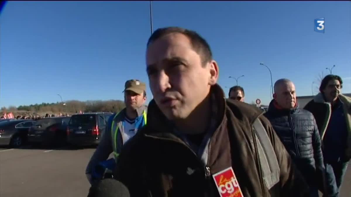 Les salariés de GM&S attendent François Hollande à l'aéroport de Brive (06.01.2017)