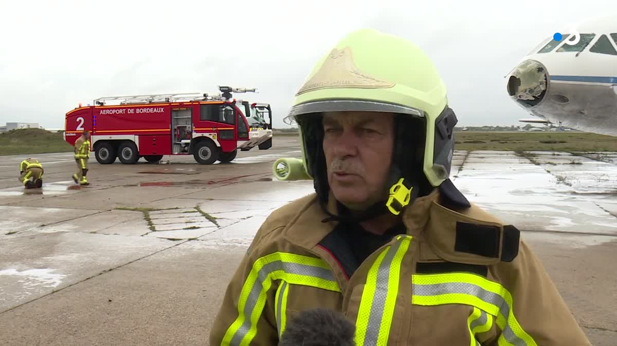 Les pompiers des aéroports doivent s'assurer s’assure que rien ne vient perturber l’arrivée des avions.