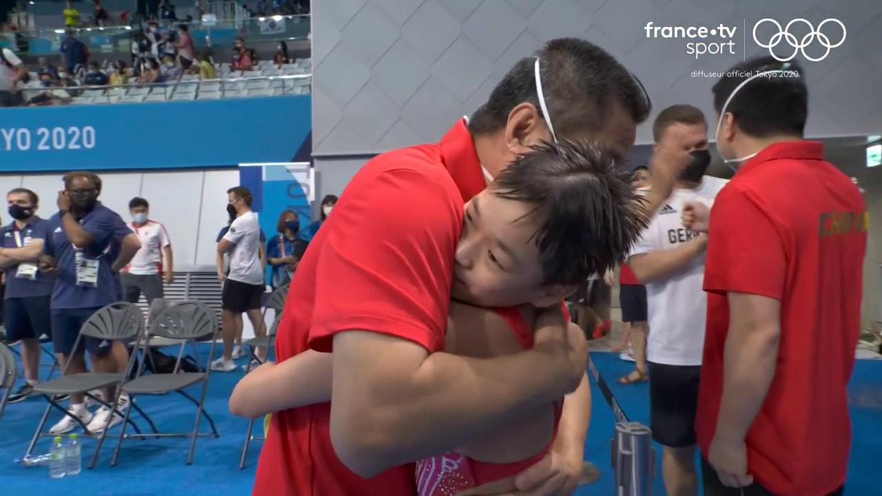  La Chinoise Hongchan Quan est championne olympique à seulement 14 ans ! Une performance quasiment parfaite, elle obtient 466.20 points totaux, 1 ère au classement sur chacun de ses cinq plongeons !