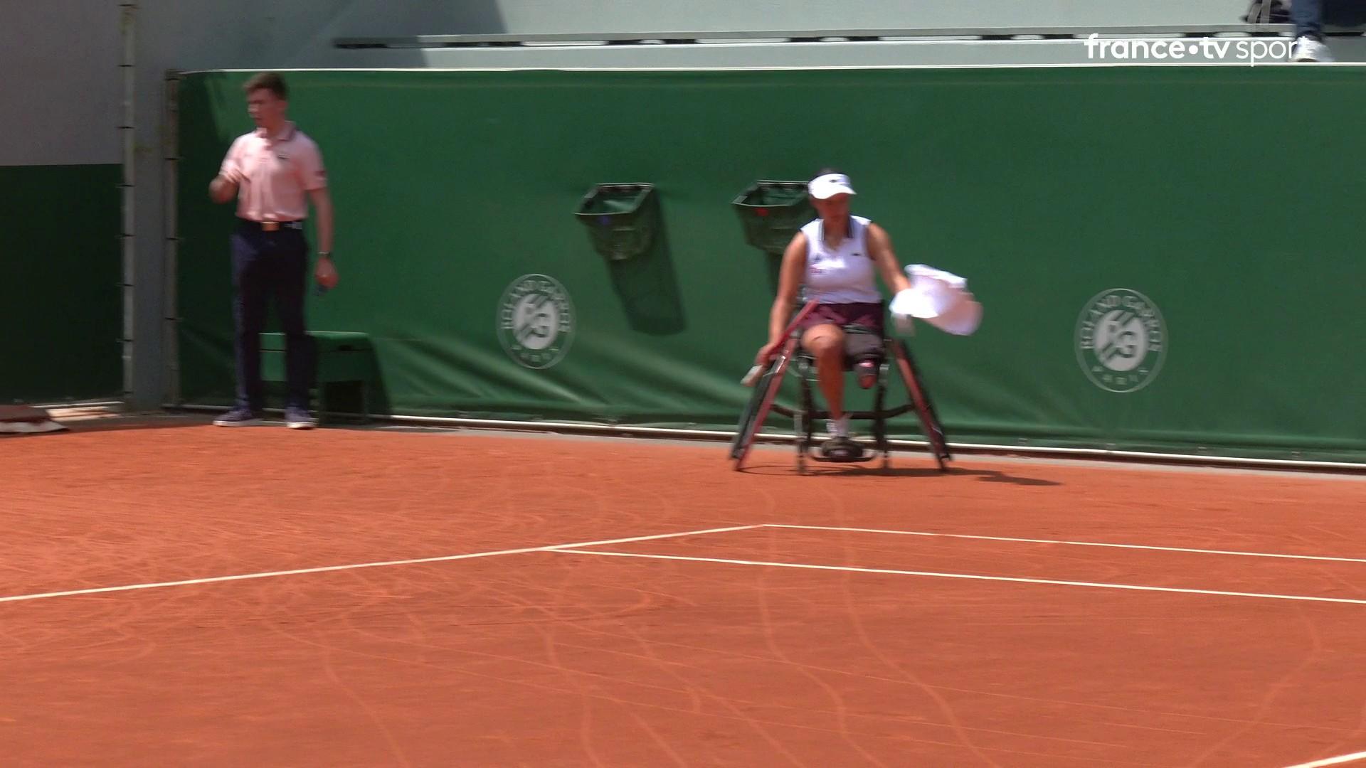 Ksenia Chasteau a battu la Japonaise Yuma Takamuro en 1/2 finale de tennis-fauteuil junior femmes. La Française a gagné en deux sets : 6-1, 6-3.