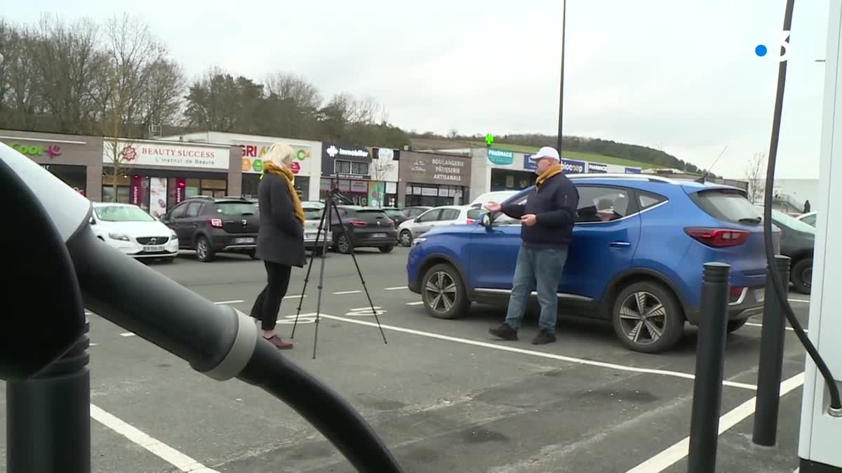 Le youtubeur "Electric Vince" racontes sa "vie en voiture électrique", au cœur du Périgord noir.